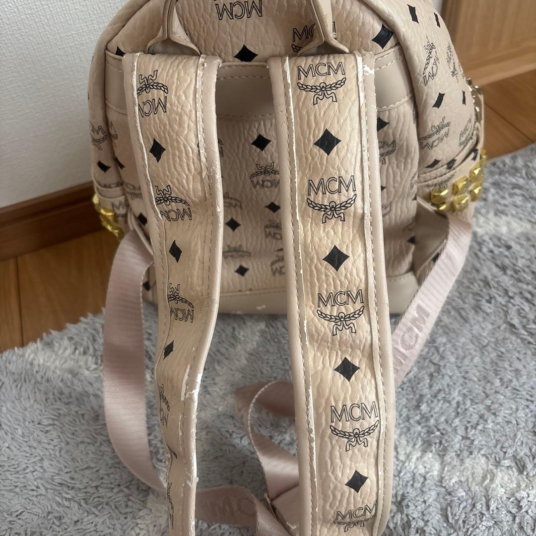MCM ロゴプリント ベージュバックパック - メルカリ