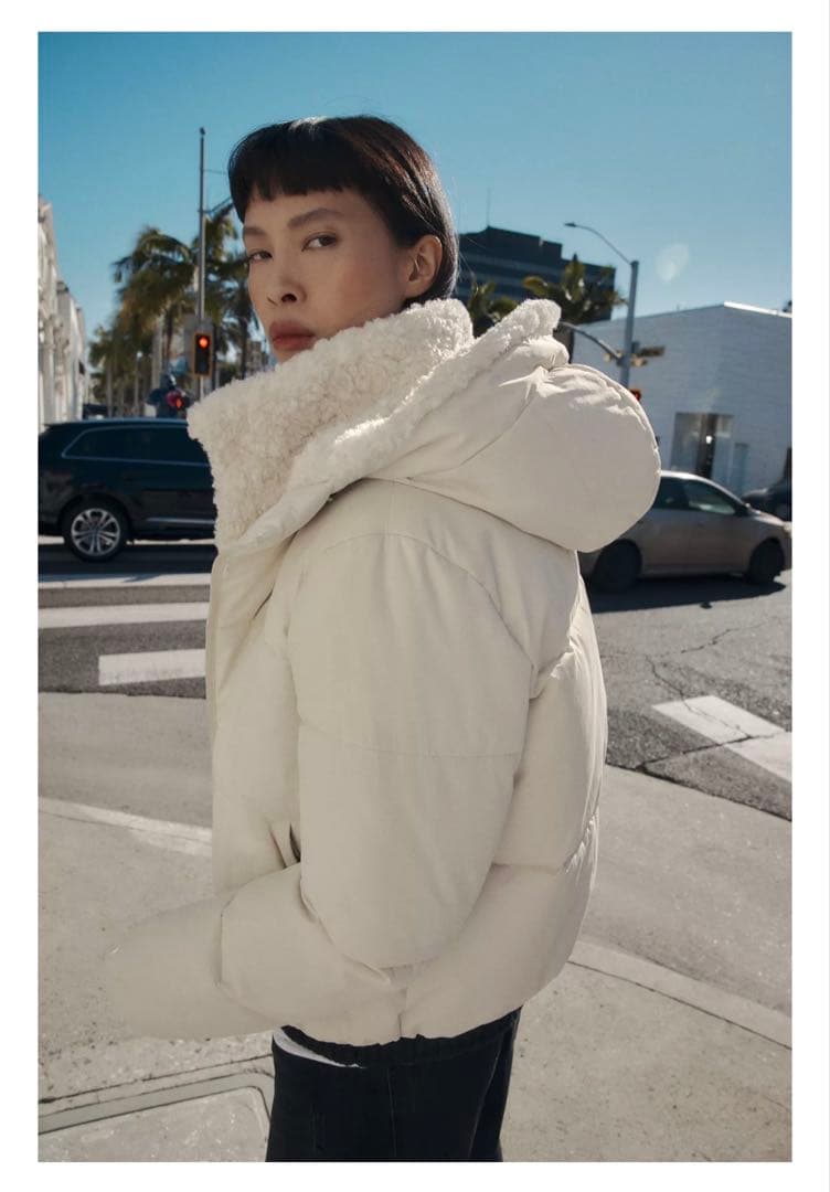 ZARAフェイクシープスキンフード付き撥水ウィンドブレーカー