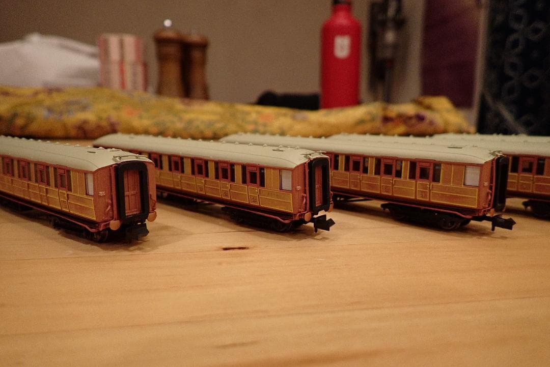 ジ*ア様 Nゲージ鉄道模型 イギリスのDAPOL Gresley Teak 各車