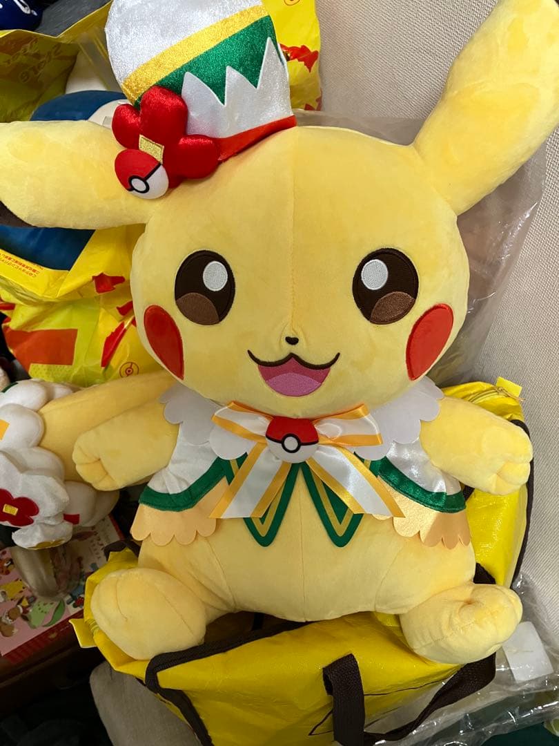 特別衣装の大きなピカチュウぬいぐるみ