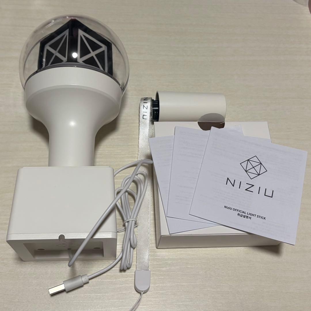 匿名・即日】 1度のみ使用 NiziU ペンライト - メルカリ