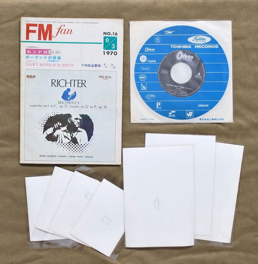 メリー・ホプキンの初来日記念盤レコード「愛の喜び」と生写真7枚と掲載雑誌