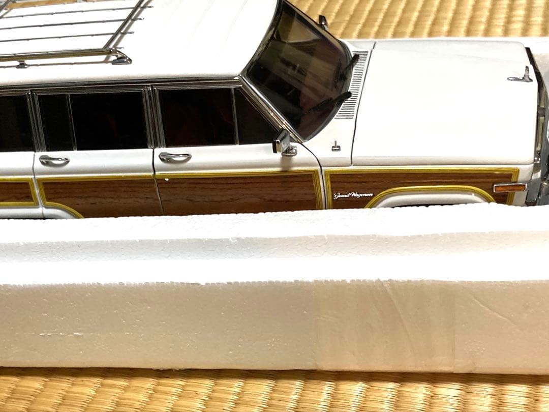 Jeep Grand Wagoneer ミニカー ホワイト/ウッド調　1989