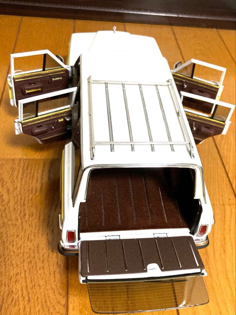 Jeep Grand Wagoneer ミニカー ホワイト/ウッド調　1989