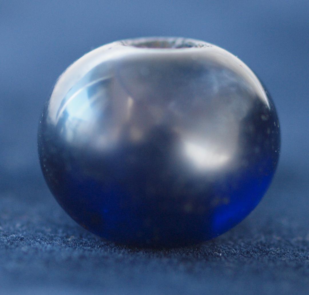 江戸期に制作され、「古い方」に属するトンボ玉で、深い濃紺が美しい