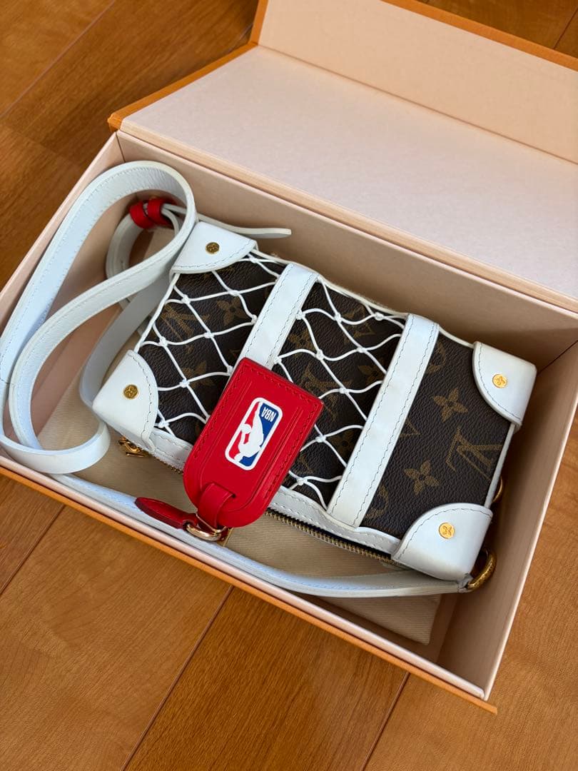 LOUIS VUITTON NBAルイヴィトン バッグ　ソフトトランク LOUIS VUITTON × NBA ソフトトランク モノグラム ショルダーバッグ
