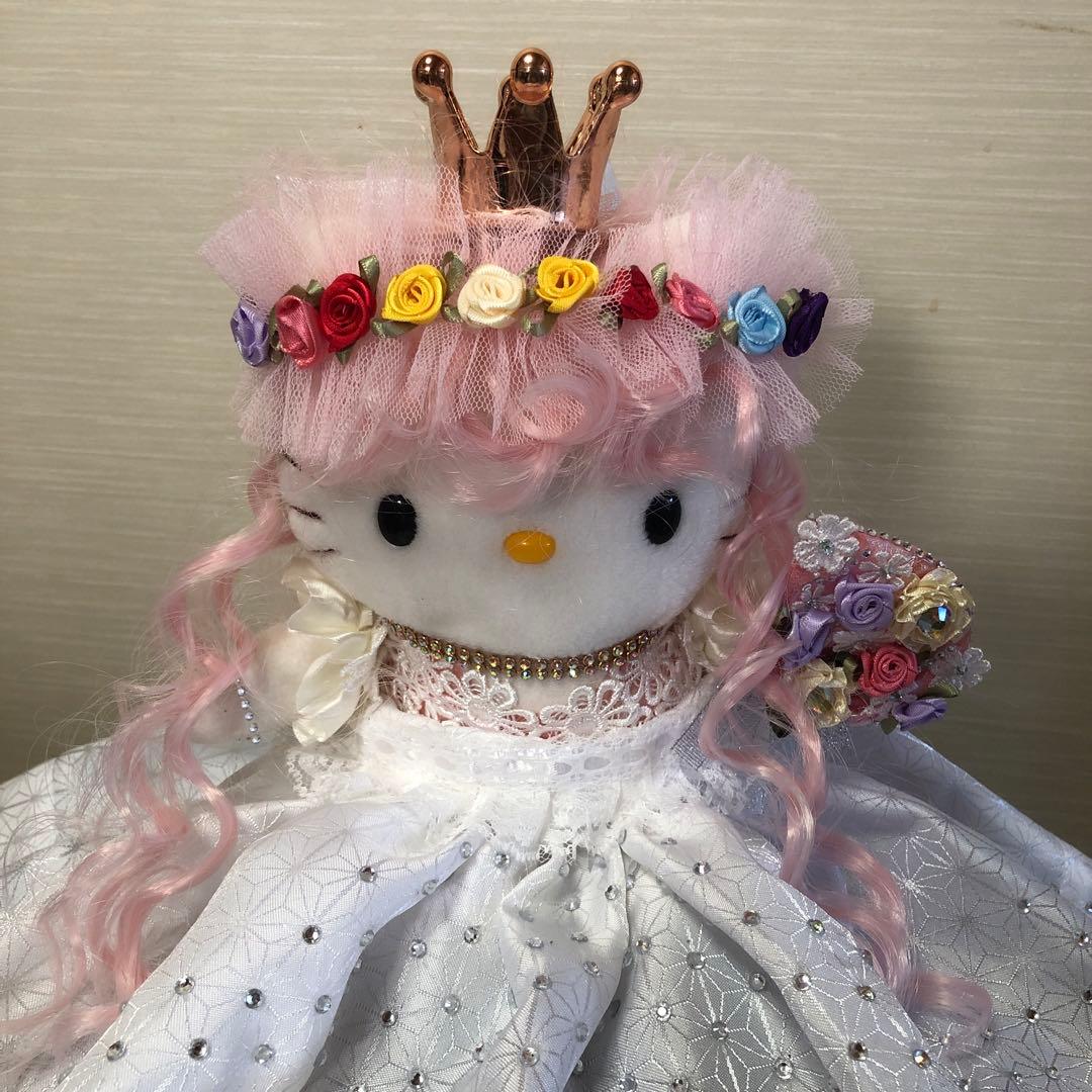 ウェディングドレスを着たハローキティ