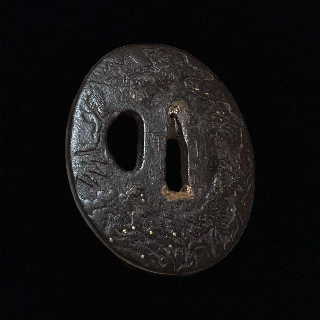 鸛《GW限定出品》刀装具 本歌江戸期 正阿弥重時 鉄地 金象嵌浮彫丸型鍔 桐箱付