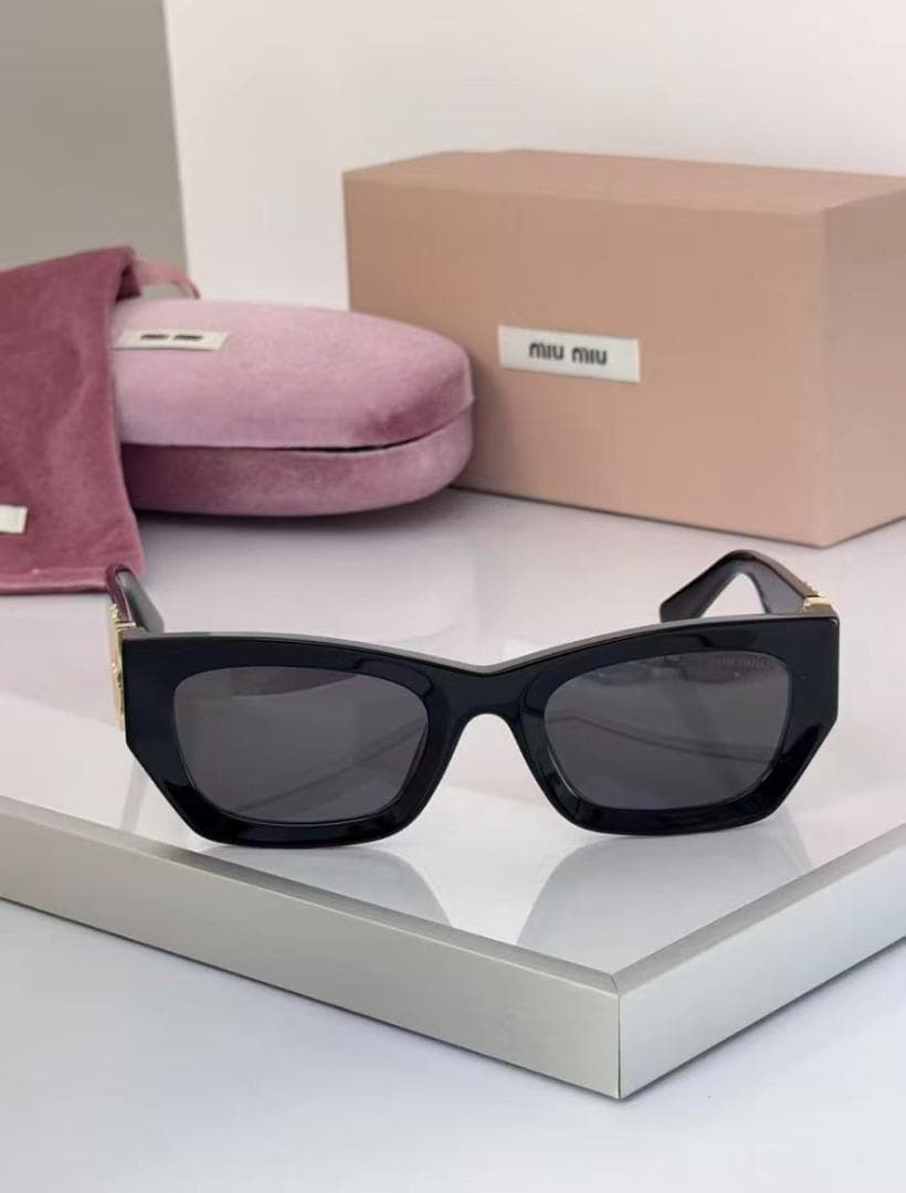 miu miu ブラック スクエアフレーム サングラス