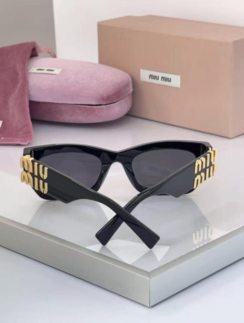 miu miu ブラック スクエアフレーム サングラス