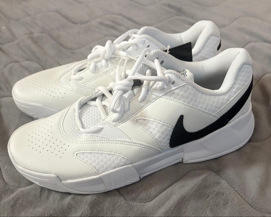 新品　ナイキ　コートライト4 テニスシューズ　27.5cm NIKE スニーカー