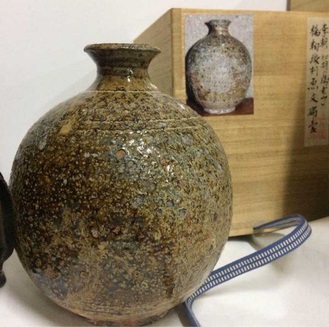 李朝 初期 鶏龍山　線刻 魚文 偏壺 木箱入 李朝 初期 鶏龍山 線刻 魚文 偏壺 木箱入