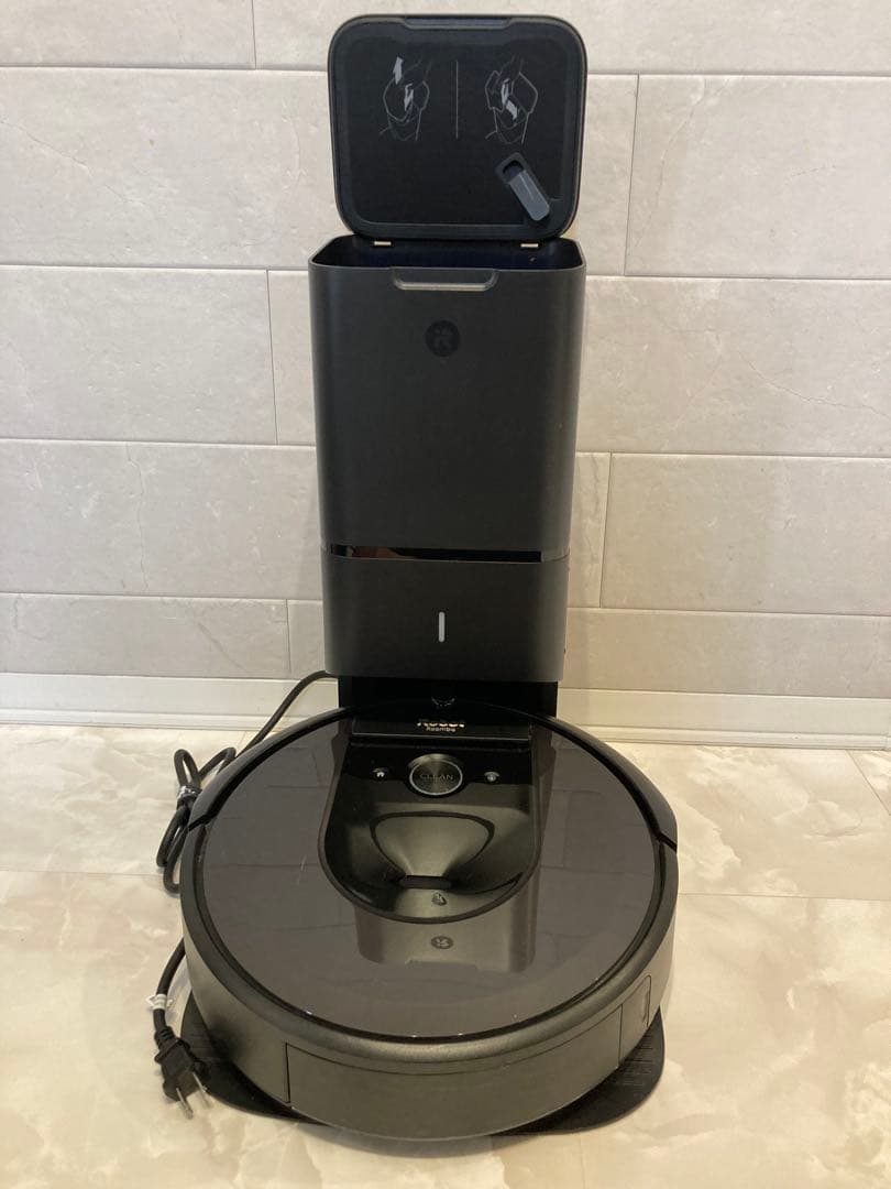 iRobot ルンバi7+ (Roomba i7+) 本体とクリーンベース ルンバ最新フラグシップモデル「ルンバ i7+」レビュー、ゴミを見ること