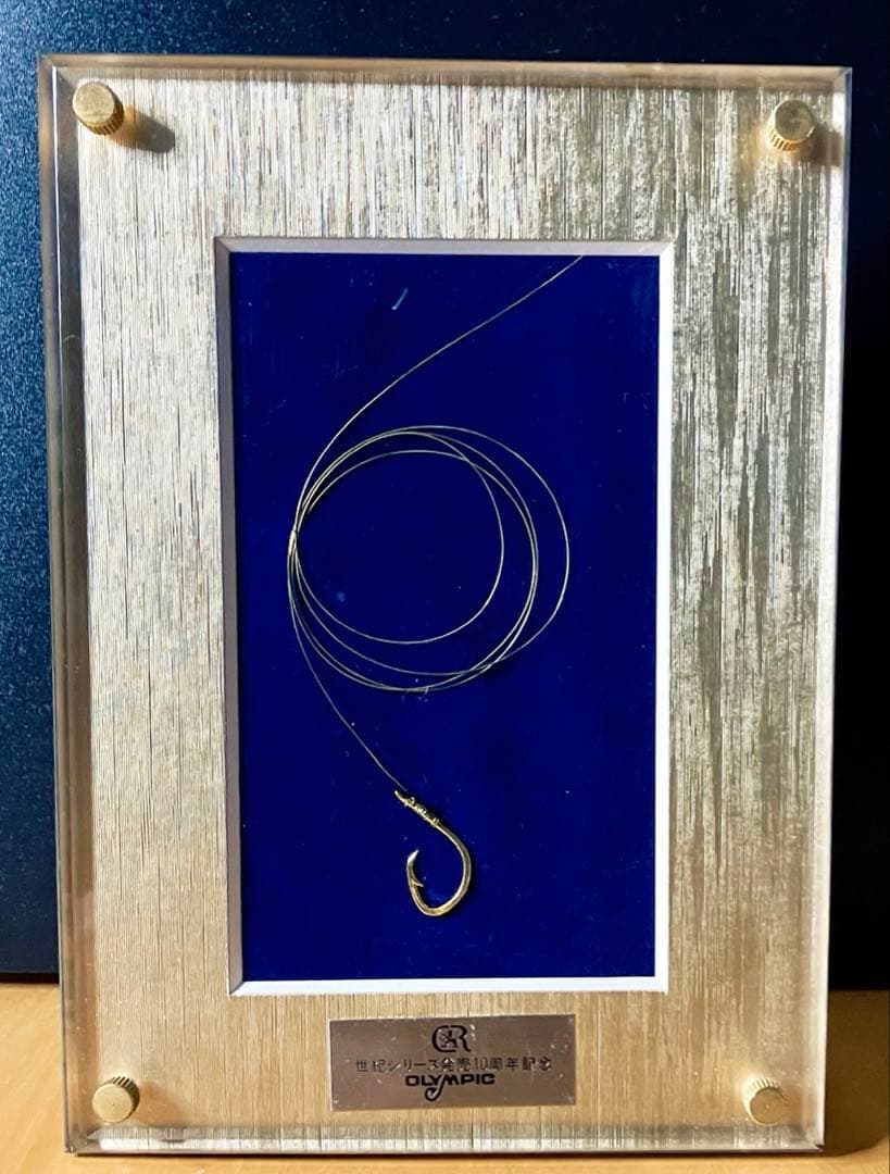 飾り盾　純金製の釣り針(K24刻印　約0.9グラム) 飾り盾 純金製の釣り針(K24刻印 約0.9グラム) - メルカリ