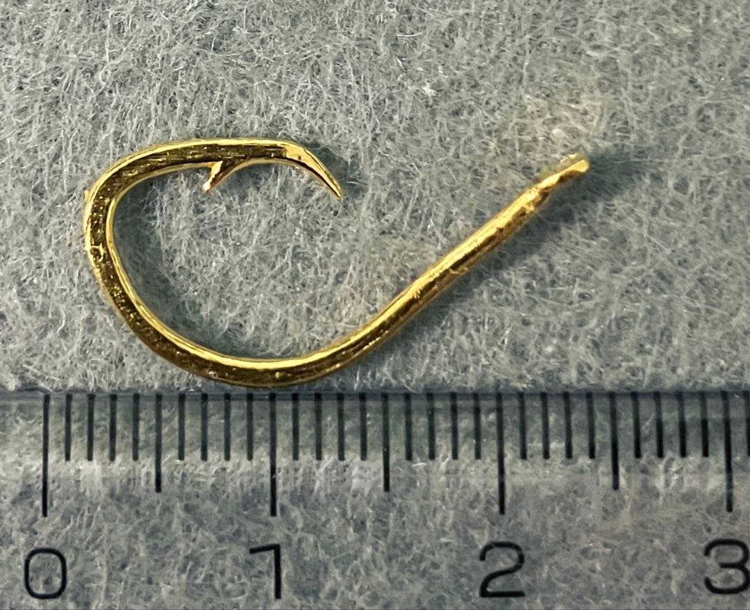 飾り盾 純金製の釣り針(K24刻印 約0.9グラム) - メルカリ