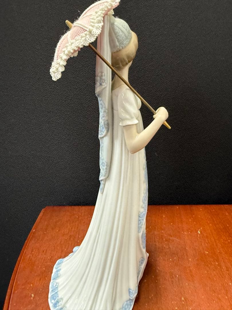リヤドロ フィギュリン 傘を持つ女性 展示保管品 - メルカリ