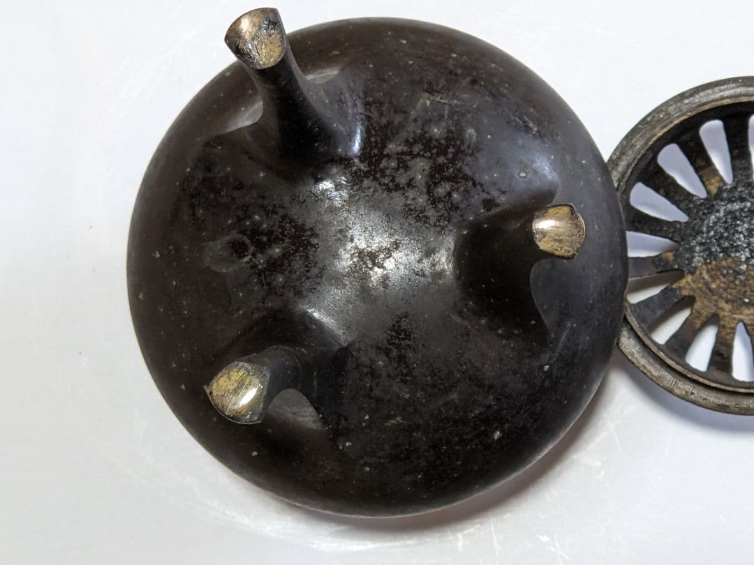 ♢高岡銅器 透し火屋蓋 袴形 三足香炉 銅器 唐金 香道具 置物 飾り