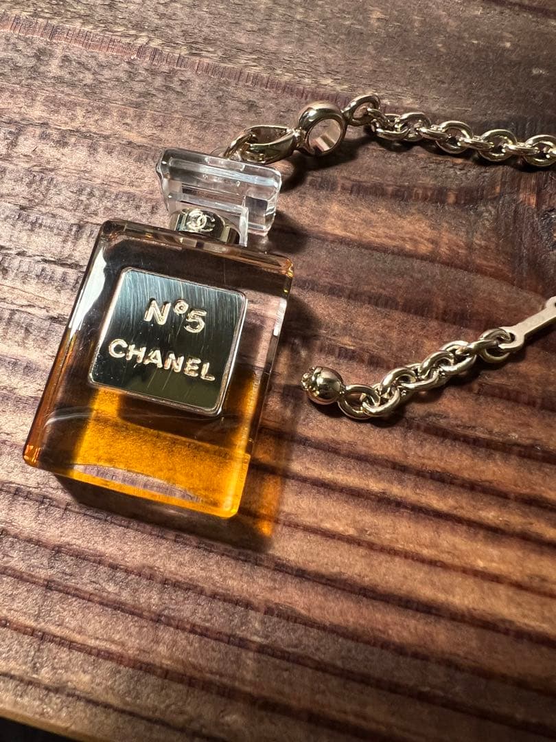 CHANEL シャネル キーホルダー 香水型 - メルカリ