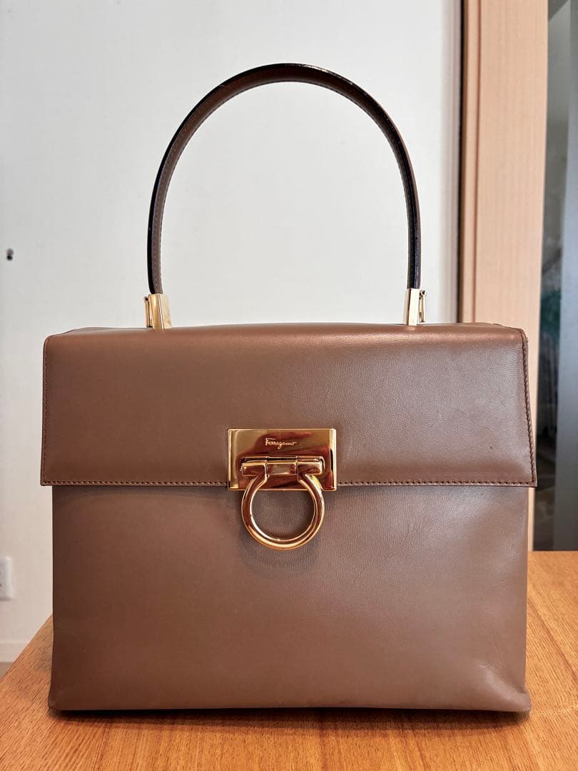 サルヴァトーレフェラガモ ハンドバッグ ガンチーニ - メルカリ