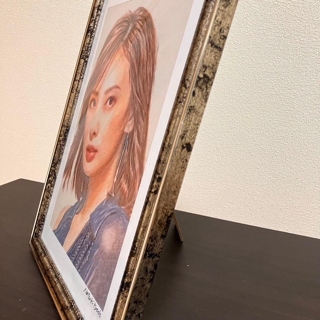 女優画④ 額装品　額縁寸法32.7㎝×24.0㎝×1.5㎝　色鉛筆画　定款付