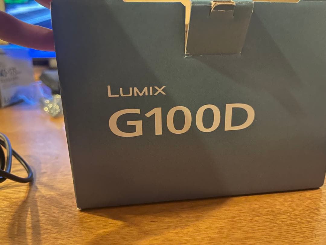 LUMIX G100D ボディ、頻度少、付属品有、バッテリー x 2、フィルム付 小型・軽量サイズのミラーレス一眼カメラLUMIX DC-G100Dを発売 | 個人