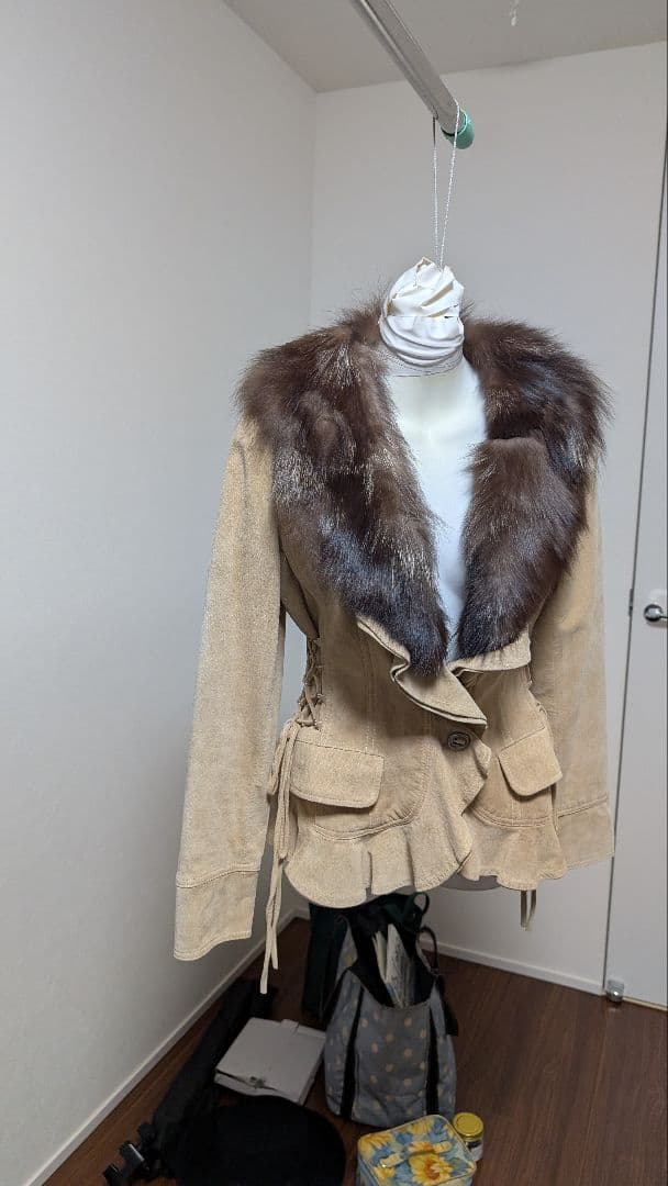 ベージュ スエード ファー襟 ジャケット Fファー襟スエードコート|ems excite | RETRO GIRL ONLINE STORE