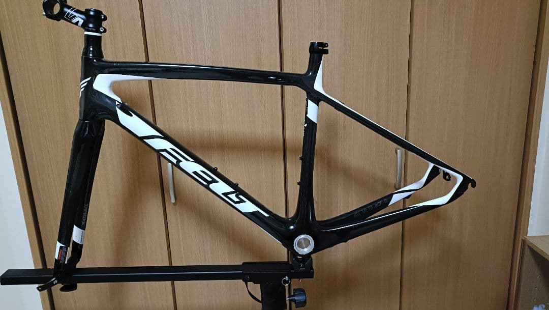 Felt ロードバイクフレーム ブラック/ホワイト Felt Bicycles 日本語公式サイト | フェルト ロードバイク,クロスバイク