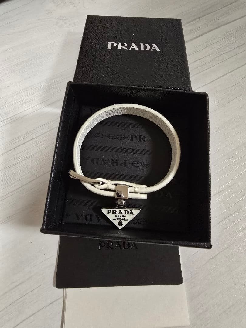 プラダ ブレスレット 楽天市場】PRADA プラダ ブレスレット サフィアーノ レザー 三角ロゴ