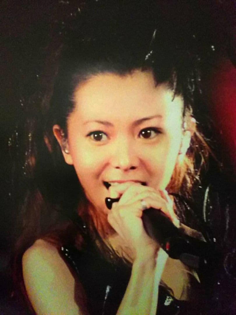 倉木麻衣ロック調ボンテージ風ファッション黒×赤ハロウィンライブ衣装ポスター非売品