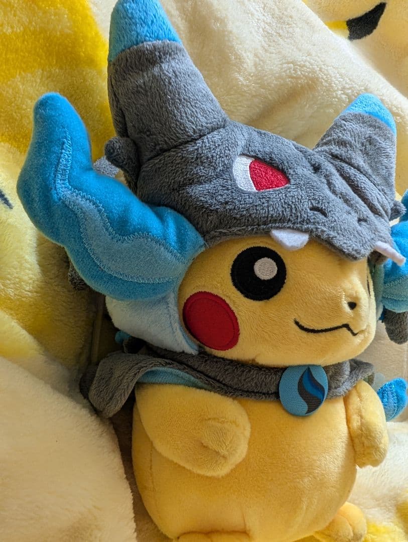 週末限定値下げ　メガリザードンXのポンチョを着たピカチュウ　ぬいぐるみ