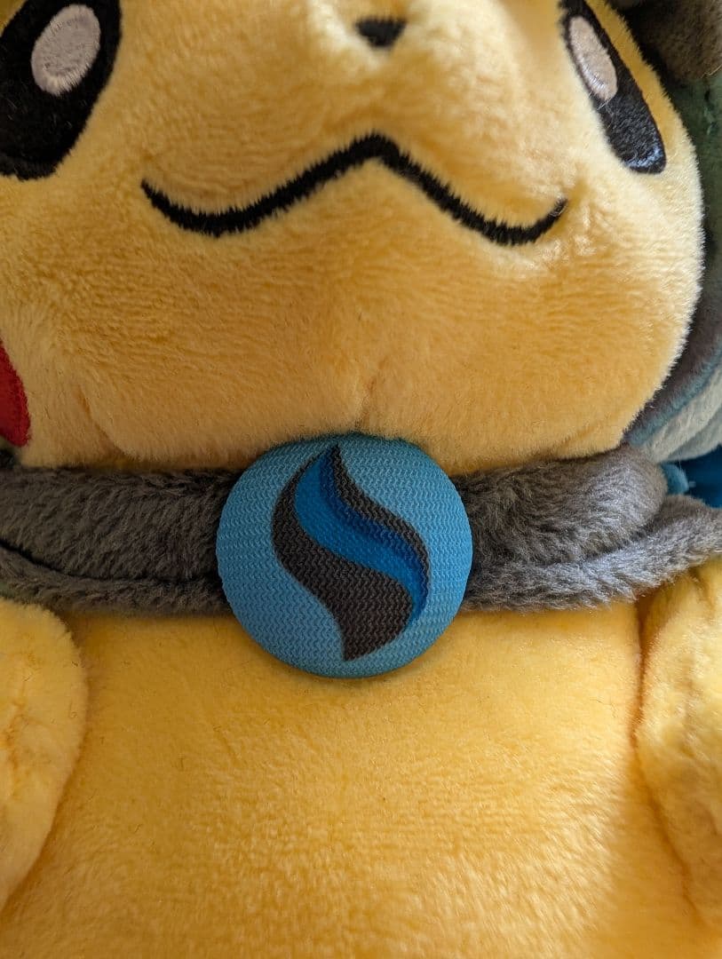 週末限定値下げ　メガリザードンXのポンチョを着たピカチュウ　ぬいぐるみ