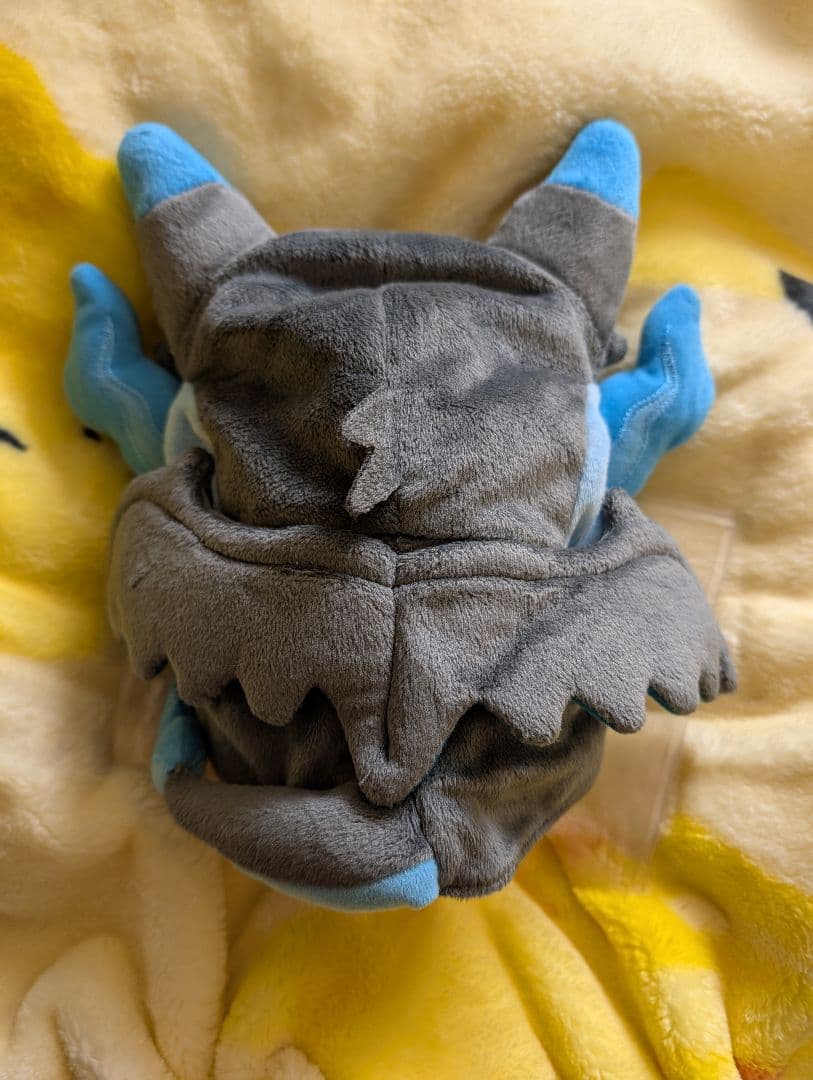 週末限定値下げ　メガリザードンXのポンチョを着たピカチュウ　ぬいぐるみ