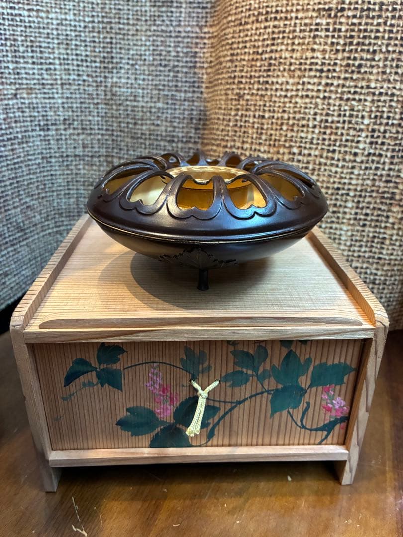 香炉　金属製(磁石つかない) 手彩色ケース付　線香立て　仏具　茶道具 Amazon.co.jp: NGE香炉 お香立て 陶器 真鍮の蓋付き おしゃれ シンプル