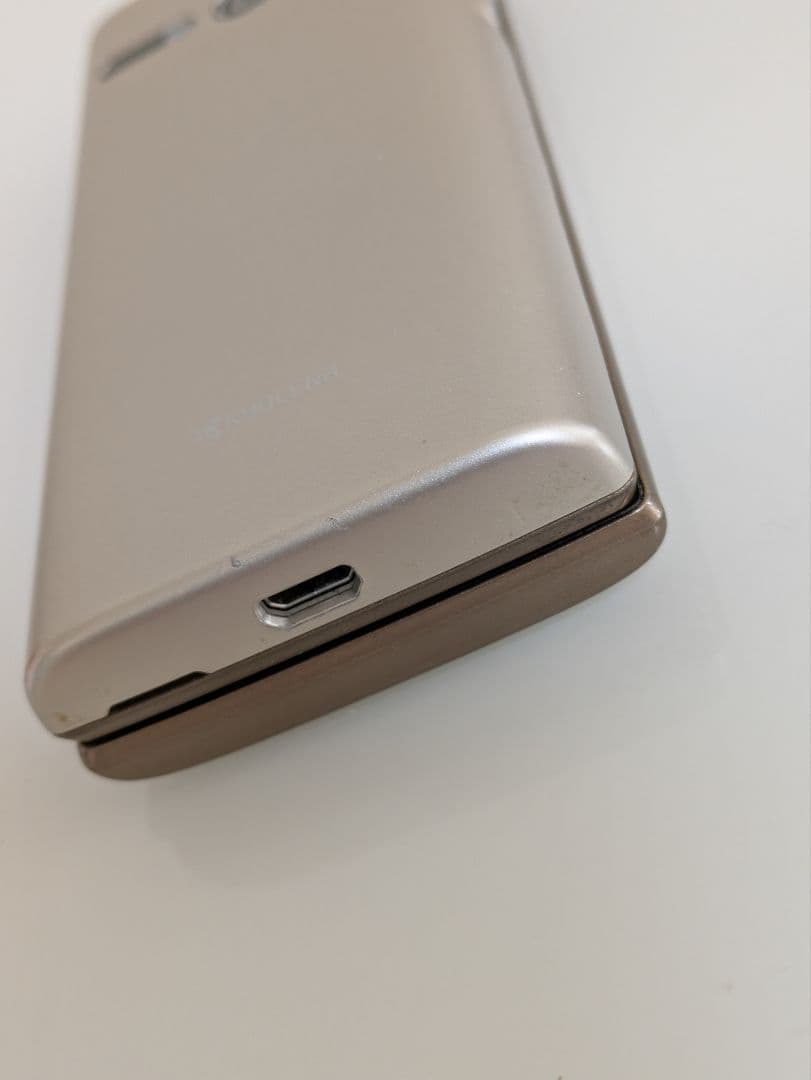 美品】au簡単ケータイ KYF38本体シャンパンゴールド 充電器付き - メルカリ