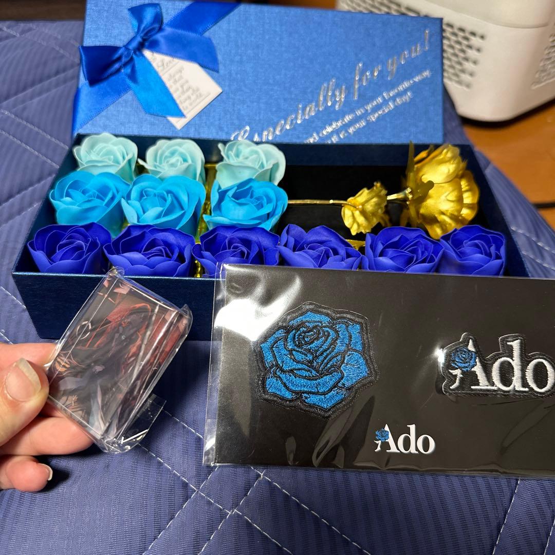 Ado心臓限定アクリルブロックとワッペンとAdo大好きな青い薔薇のギフトボックス