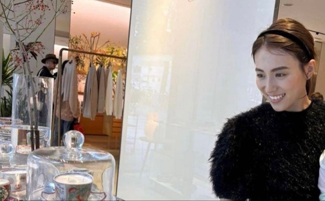 ともさかりえ　笹川友里愛用　blamink ブラミンク　ファーラメトップス