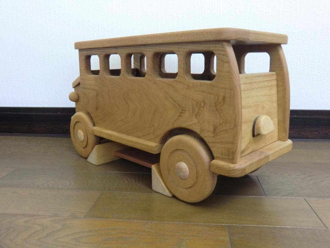 236新品・未使用　木のおもちゃ　手作り木製自動車 バス　木製玩具　乗用玩具