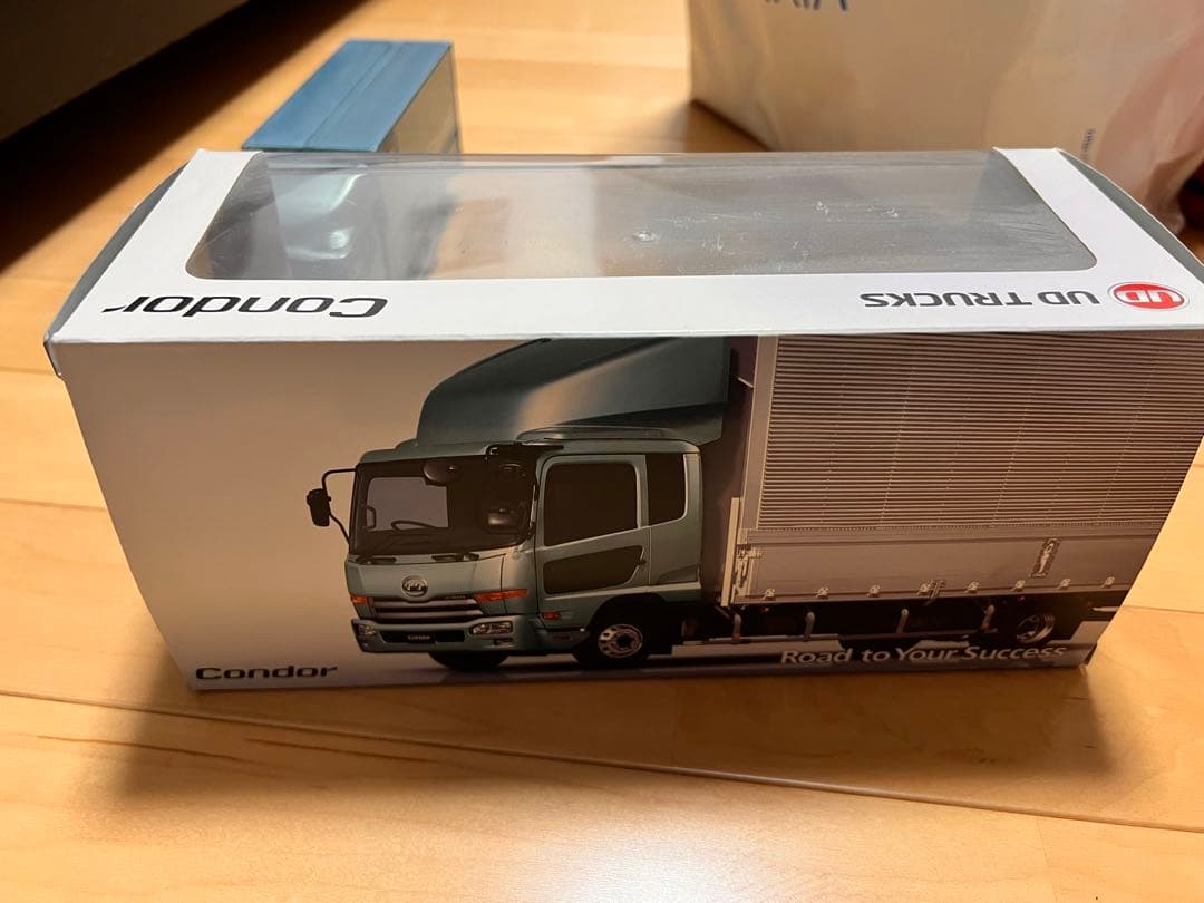 UDトラックス コンドル 1/43ミニカー - メルカリ