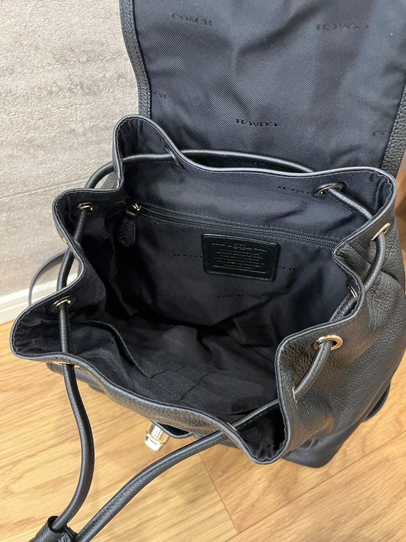 《美品》coach黒 レザー フラップ付きバックパック