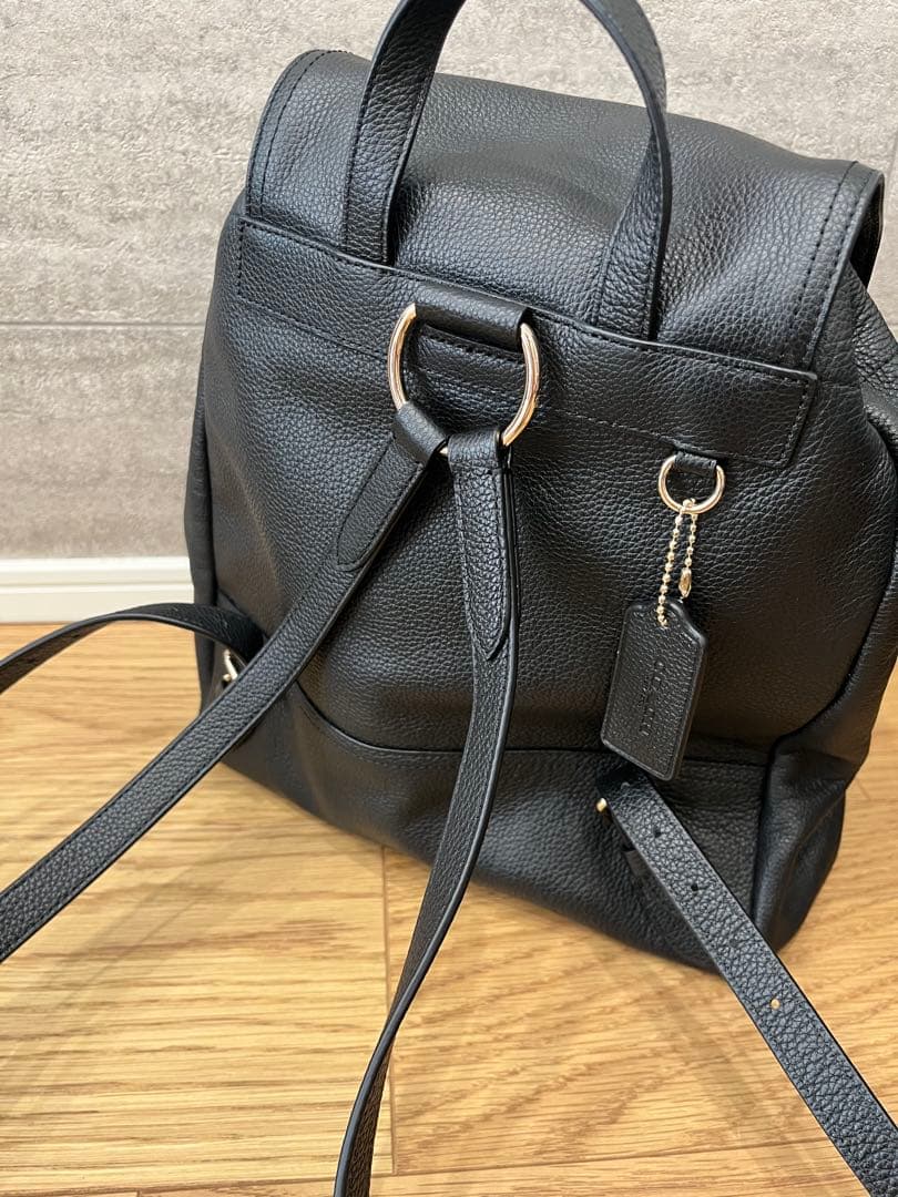 《美品》coach黒 レザー フラップ付きバックパック