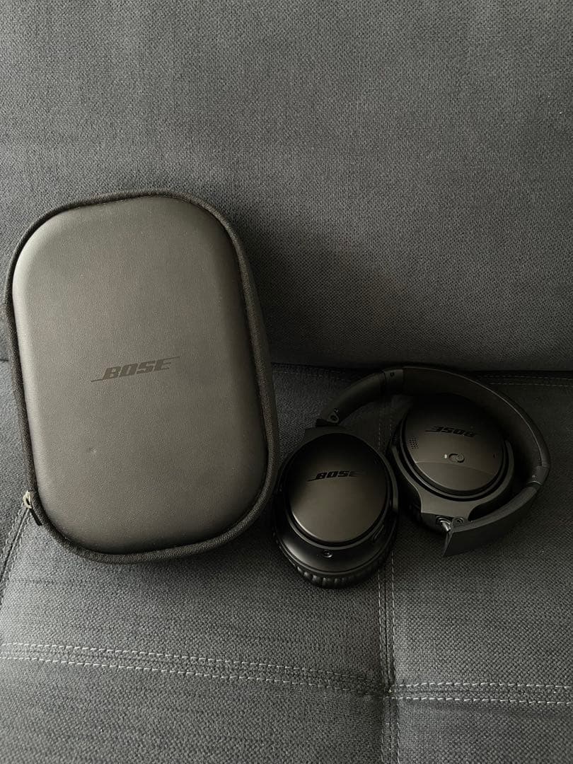 Bose ワイヤレスヘッドホン ケース付き　QC35 QuietComfort Bose 35 シルバー ワイヤレスヘッドホン ケース付き