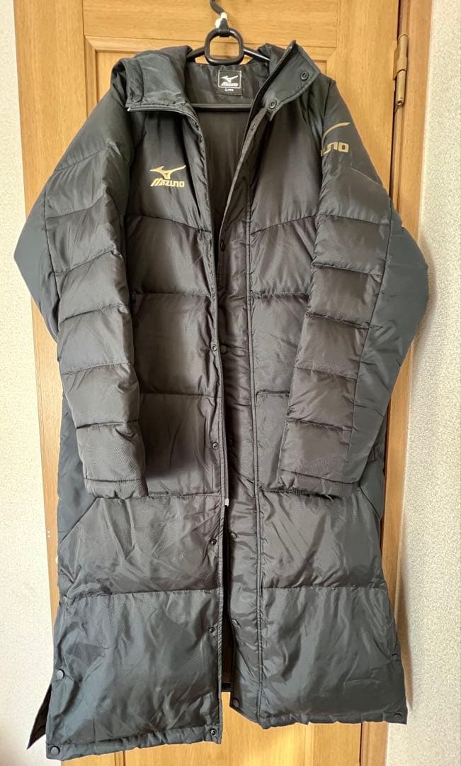 Mizuno ベンチコート ブラック ゴールド刺繍 MIZUNO - ミズノ ベンチコート フード付き ジップアップ ロングコート