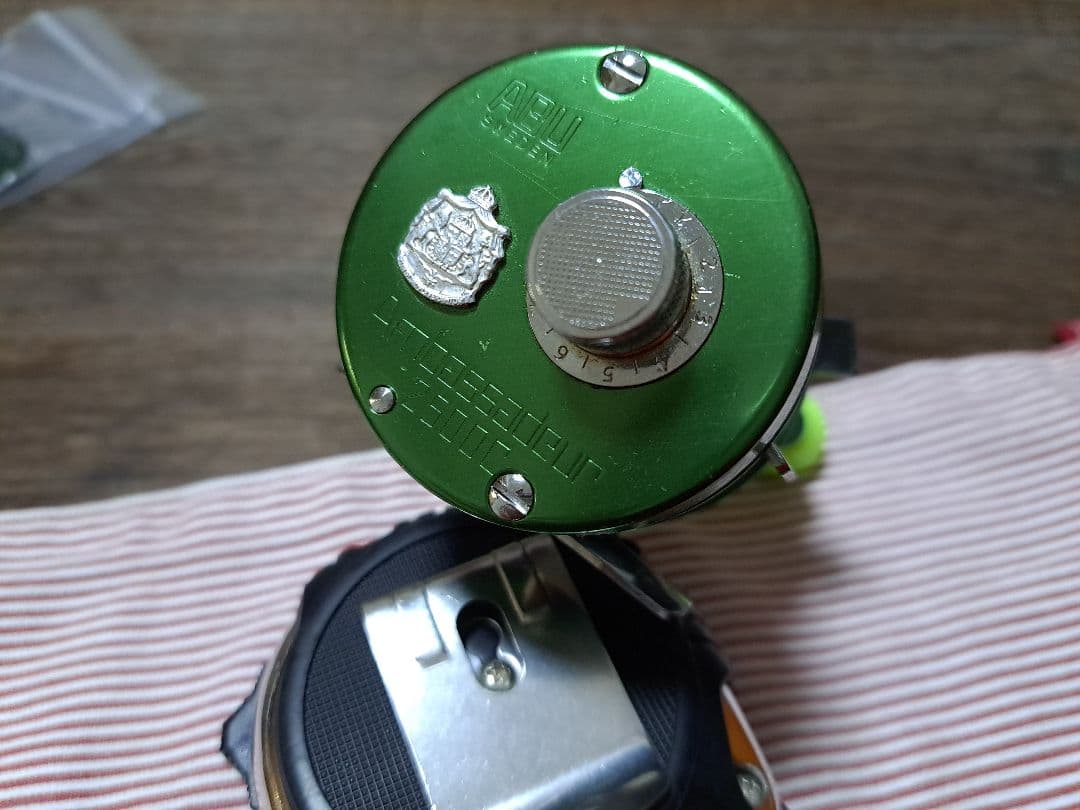 Abu ambassadeur 2500C グリーン サイモンシモムラ ハンドル - メルカリ