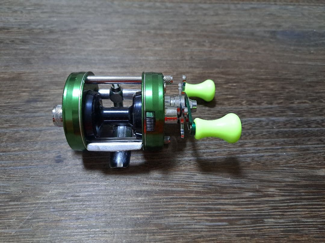 Abu ambassadeur 2500C グリーン サイモンシモムラ ハンドル - メルカリ