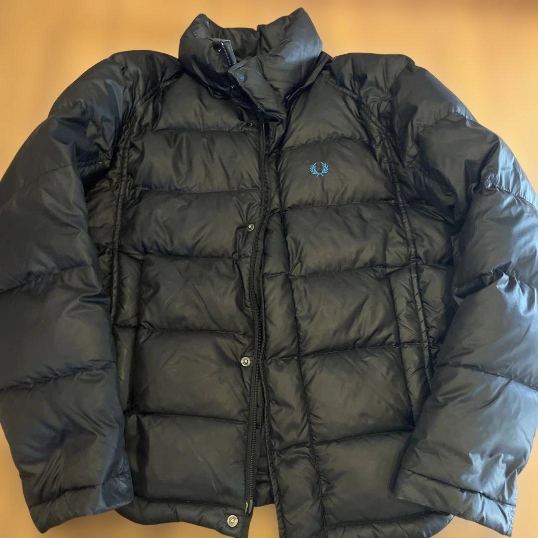 フレッドペリー ブラック ダウンジャケット Raglan Sleeve Padded Jacket／ラグランスリーブ中綿ジャケット