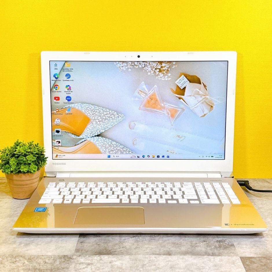 ほぼ美品✨おしゃれゴールド❣快適SSD✨カメラ フルHD 薄型Windows11