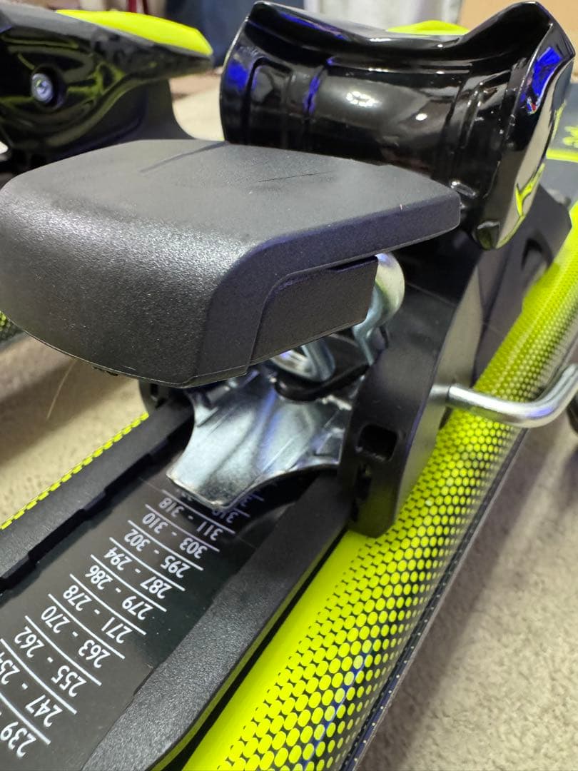 HEAD SHAPE V1ショートスキー ブラック/イエロー 130㎝ 2023