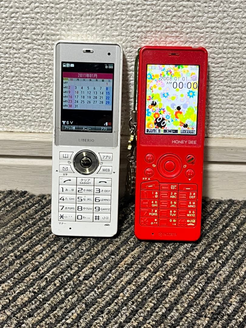 LIBERO ホワイト & HONEY BEE レッド 携帯電話本体　起動確認済 LIBERO ホワイト & HONEY BEE レッド 携帯電話本体 起動確認済 - メルカリ