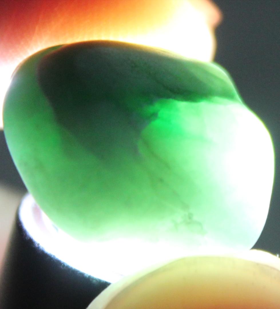 ［一部ロウカン質］糸魚川翡翠 原石 3.4g