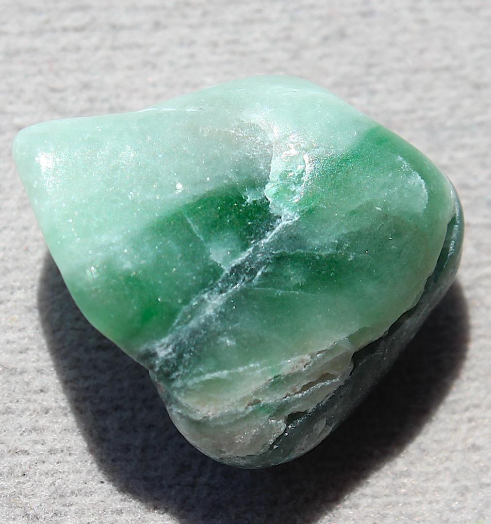 ［一部ロウカン質］糸魚川翡翠 原石 3.4g